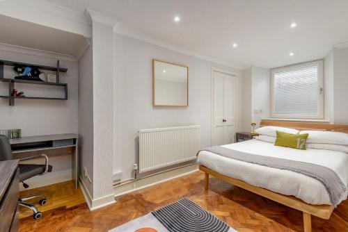 un dormitorio con una cama y un escritorio en Greyfriar's Snug, en St Andrews