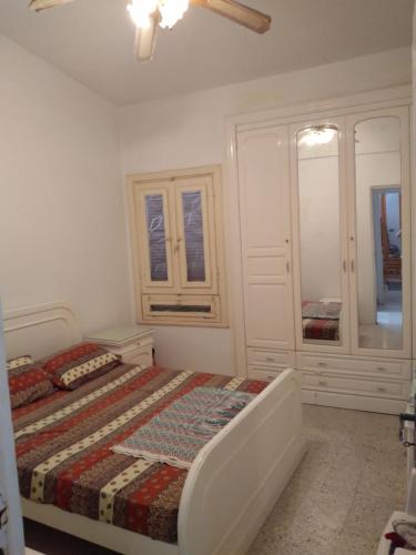 Postel nebo postele na pokoji v ubytování شالية بالساحل الشمالى