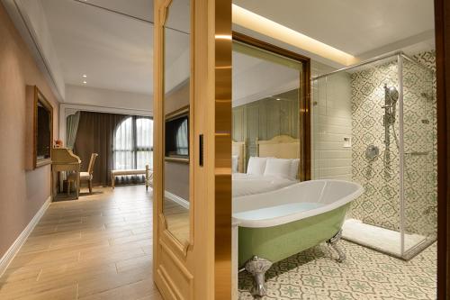 two pictures of a bathroom with a tub and a bedroom at 格拉斯行館 Grasse Grace Manor 苗栗唯一SLH會員 in Nanzhuang