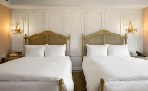 two beds sitting next to each other in a bedroom at 格拉斯行館 Grasse Grace Manor 苗栗唯一SLH會員 in Nanzhuang