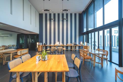 Ein Restaurant oder anderes Speiselokal in der Unterkunft Blu Monkey Hub and Hotel Chanthaburi 