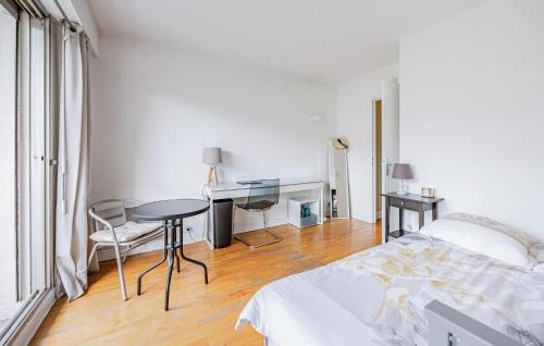 une chambre avec un lit, un bureau et une table dans l'établissement Cozy Apartment In Paris With Kitchen, à Paris