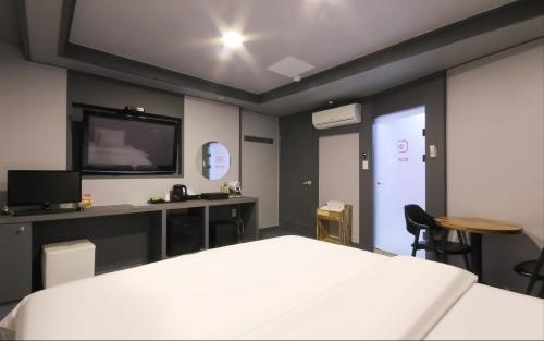 Ένα ή περισσότερα κρεβάτια σε δωμάτιο στο Amor Hotel Gimhae