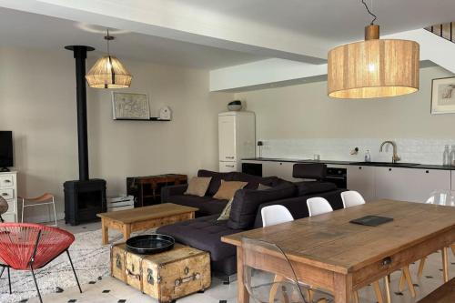 een woonkamer met een bank en een tafel bij Maison Ausiphica in Arcachon