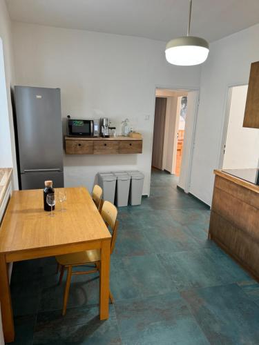 a dining room with a table and a kitchen at Mikulovská chalupa in Mikulov