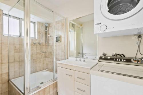 スレッドボにあるボバック 3Bのシャワー、洗面台、浴槽を備えたバスルーム