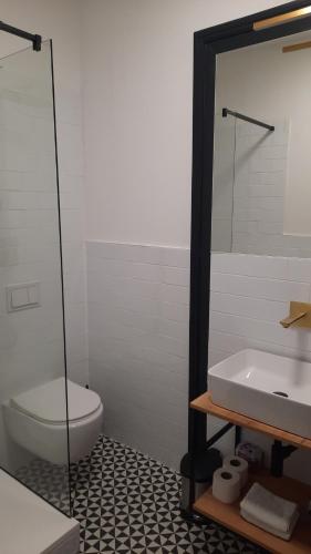 een badkamer met een toilet en een wastafel bij Zest and Nest Boutique Apartments in Zagreb