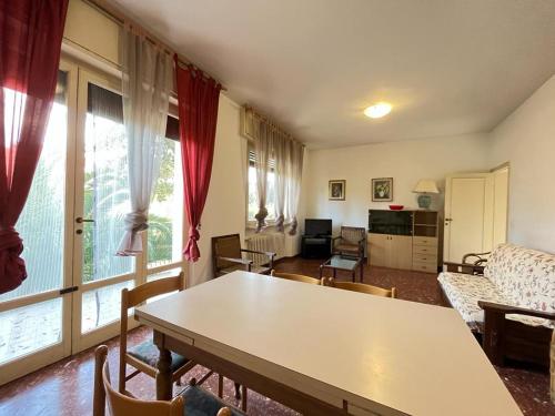 a living room with a table and a couch at Pineta Apartament in Tirrenia