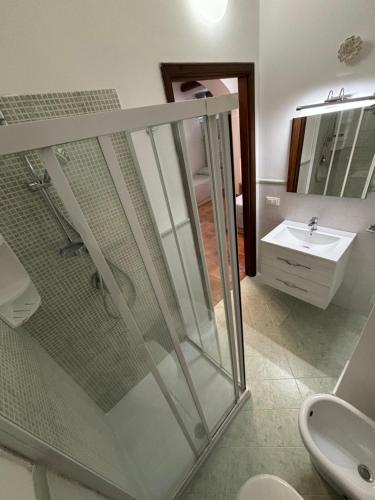 W łazience znajduje się prysznic i umywalka. w obiekcie B&B Villa Alba w mieście San Vito lo Capo