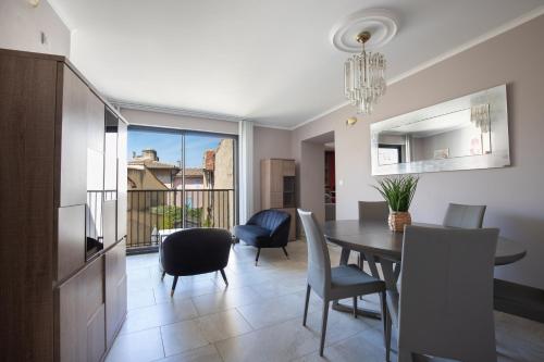 une salle à manger et un salon avec une table et des chaises dans l'établissement Au coeur de l'Isle, à LʼIsle-sur-la-Sorgue