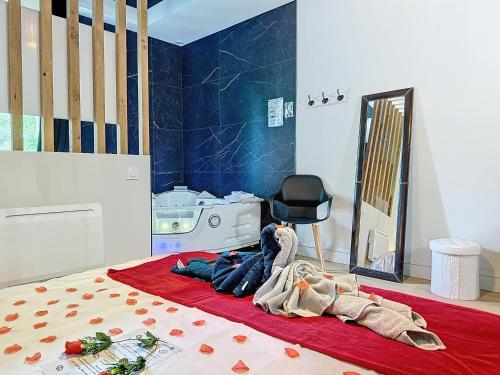 Ένα ή περισσότερα κρεβάτια σε δωμάτιο στο Love Room avec jacuzzi & lit King Size