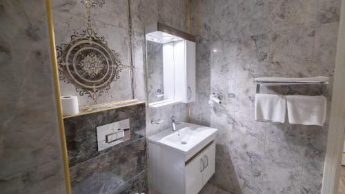 bagno con lavandino e specchio di Elada Luxury Otel a Arsuz