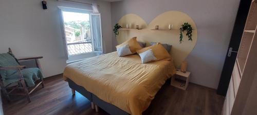 - une chambre avec un lit doté d'une tête de lit en forme de cœur dans l'établissement Un Souffle d'Air, à Valensole