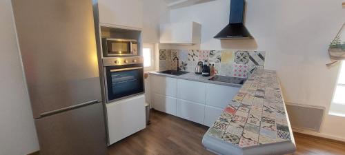 une cuisine avec un réfrigérateur et un plan de travail dans l'établissement Un Souffle d'Air, à Valensole