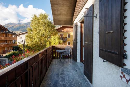 a balcony of a house with a table and chairs at Chalet Silvi Residence in Bormio