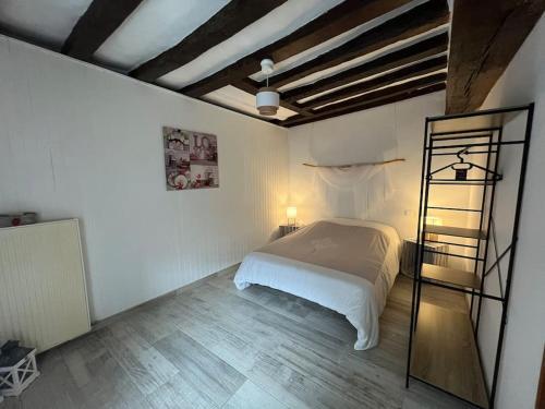 une chambre avec un lit et un parquet dans l'établissement Pause détente à la campagne !, à Saint-Victeur