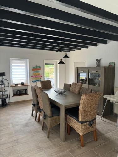 une salle à manger avec une table et des chaises dans l'établissement Pause détente à la campagne !, à Saint-Victeur