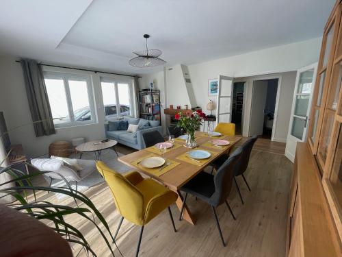 une salle à manger et un salon avec une table et des chaises dans l'établissement Appartement 3 chambres 50m de la mer, à Pléneuf-Val-André