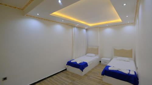 ArsuzElada Luxury Otel的天花板客房内的两张床