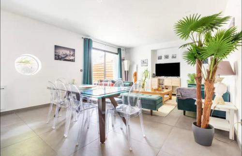une salle à manger et un salon avec une table et des chaises dans l'établissement Le Duplex du BIPLAN, à Lille