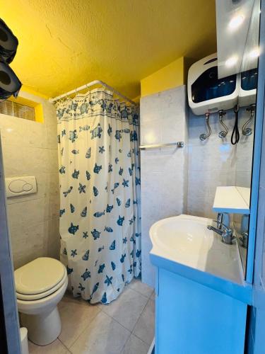 Bilik mandi di Villa Rosa Marì