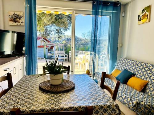 une table et un canapé dans une cuisine avec une table et une table dans l'établissement Villa Les Ruches - Piscine & Clim, à Bras