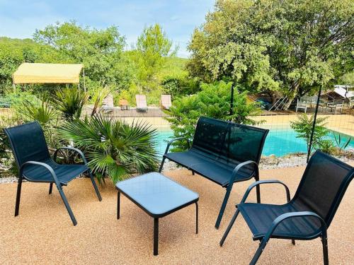 un groupe de chaises et une table à côté d'une piscine dans l'établissement Villa Les Ruches - Piscine & Clim, à Bras