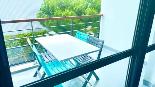 Photo de la galerie de l'établissement T1 avec piscine et terrasse au coeur de La Rochelle, à La Rochelle