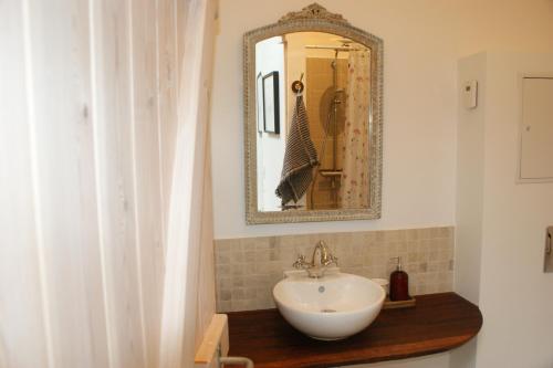 Bilik mandi di Lustrup Farmhouse