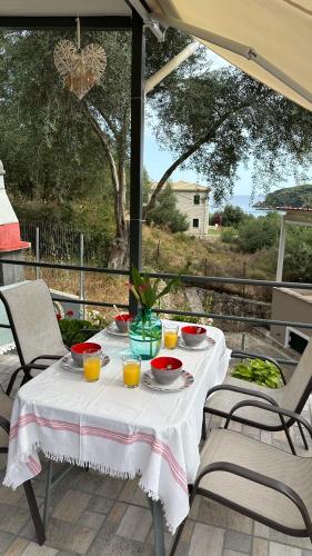 Una mesa con comida y bebidas en un patio. en Eolos Villa, en Parga