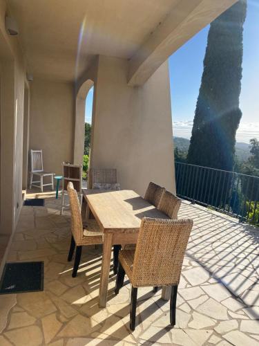 d'une table et de chaises sur une terrasse avec balcon. dans l'établissement Sunrise T2 avec jacuzzi vue mer, à Porto-Vecchio