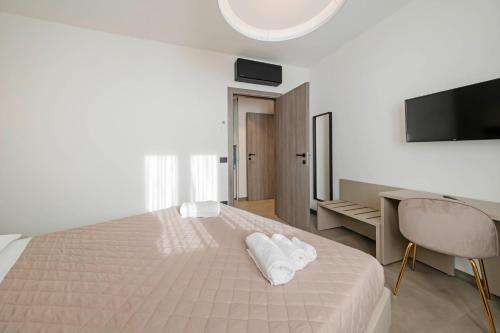 Letto o letti in una camera di ApartmentsGarda - Residenza Garda Deluxe