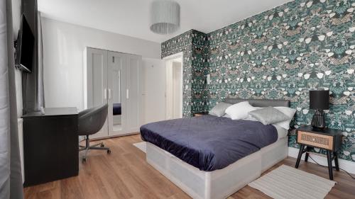 巴尔金Comfy Double En-suite room in Barking的带床和书桌的卧室