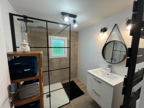 une salle de bain avec un lavabo et un miroir dans l'établissement Pause détente à la campagne !, à Saint-Victeur