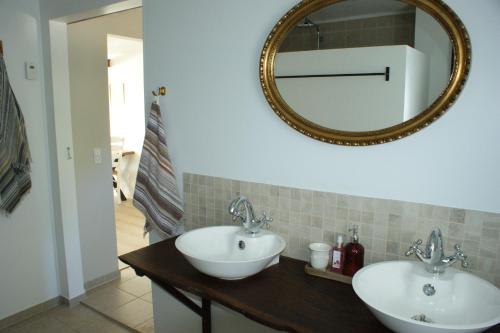 Bilik mandi di Lustrup Farmhouse