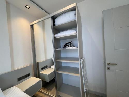 a small room with a closet with a mirror at Ulu Panorama Residence in Alanya