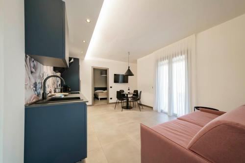 Cucina o angolo cottura di ApartmentsGarda - Residenza Garda Deluxe