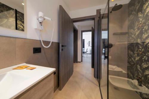 Bagno di ApartmentsGarda - Residenza Garda Deluxe