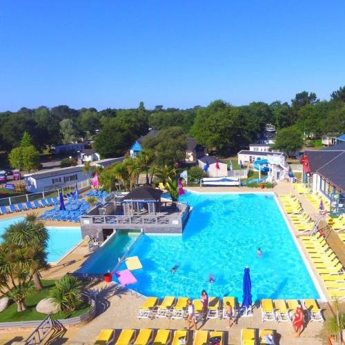 une vue aérienne d'une piscine dans un complexe hôtelier dans l'établissement Mobilhome 6 pers - terrasse & linge - Domaine de Kerlann, à Pont-Aven