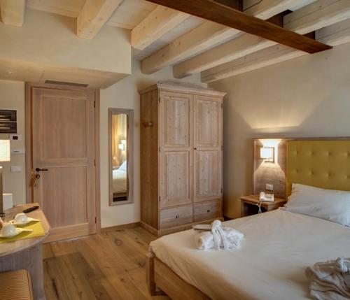 a bedroom with a bed and a cabinet and a table at Agriturismo Costa di Faraggiana in Levanto