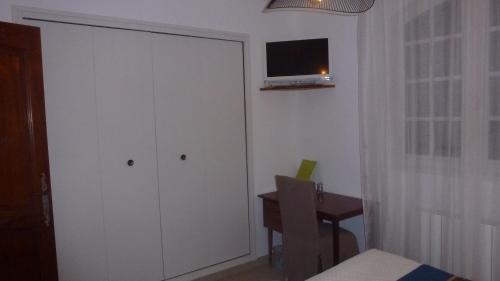 Μια τηλεόραση ή/και κέντρο ψυχαγωγίας στο Chambre d'hôtes La Pinede