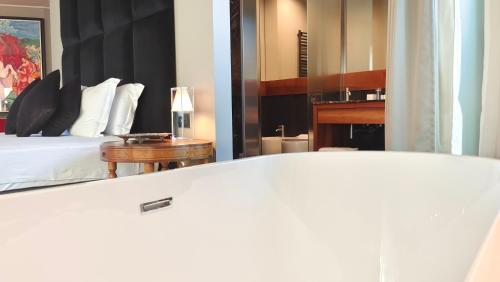Postel nebo postele na pokoji v ubytování Triviho Hotel