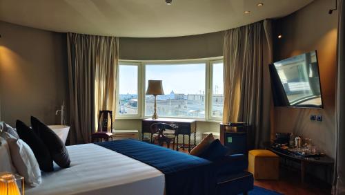 una camera d'albergo con un grande letto e una grande finestra di Triviho Hotel a Roma