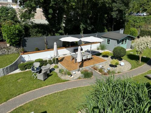 an overhead view of a backyard with a patio with umbrellas at Weinburg -Das Ferienhaus in Cochem