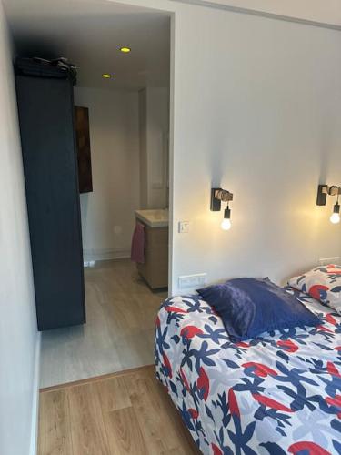 - une chambre avec un lit et un couloir avec un bureau dans l'établissement La suite Curial, à Paris