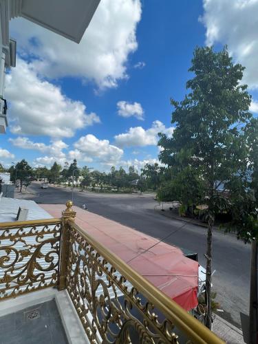 a balcony with a view of a street with a tree at Nhà nghỉ Pha Lê in Cao Lãnh