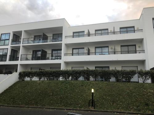 Photo de la galerie de l'établissement T1 avec piscine et terrasse au coeur de La Rochelle, à La Rochelle