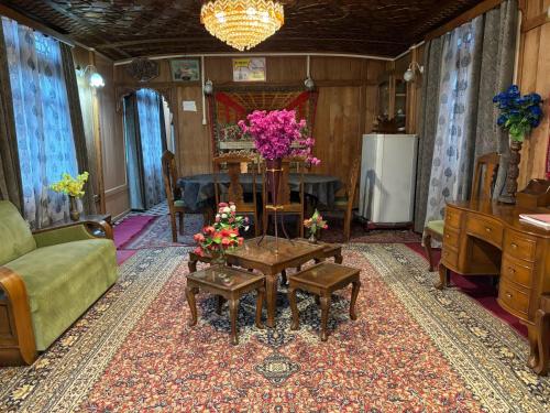 Khu vực ghế ngồi tại Lucky Kashmir Heritage Houseboat