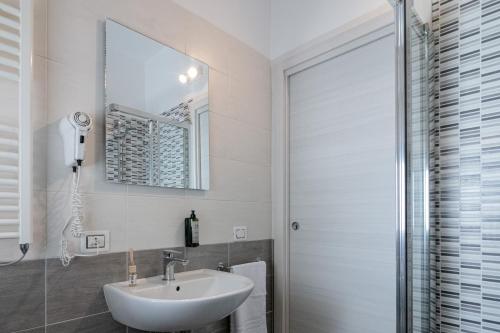 泰尔莫利DeA ApartRooms的浴室配有洗手池、镜子和淋浴。