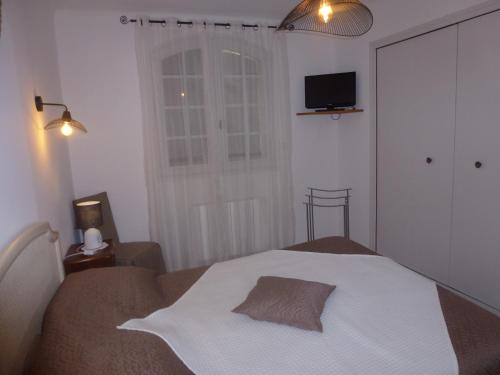 Ένα ή περισσότερα κρεβάτια σε δωμάτιο στο Chambre d'hôtes La Pinede